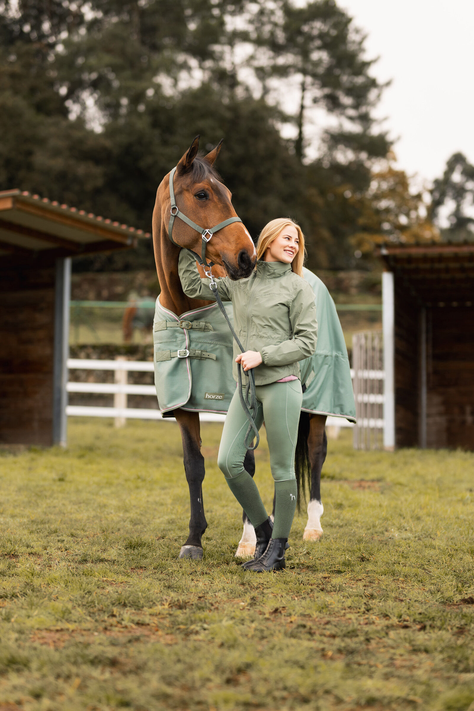 Commandez en ligne Veste d equitation impermeable legere Horze Fiora femme horze