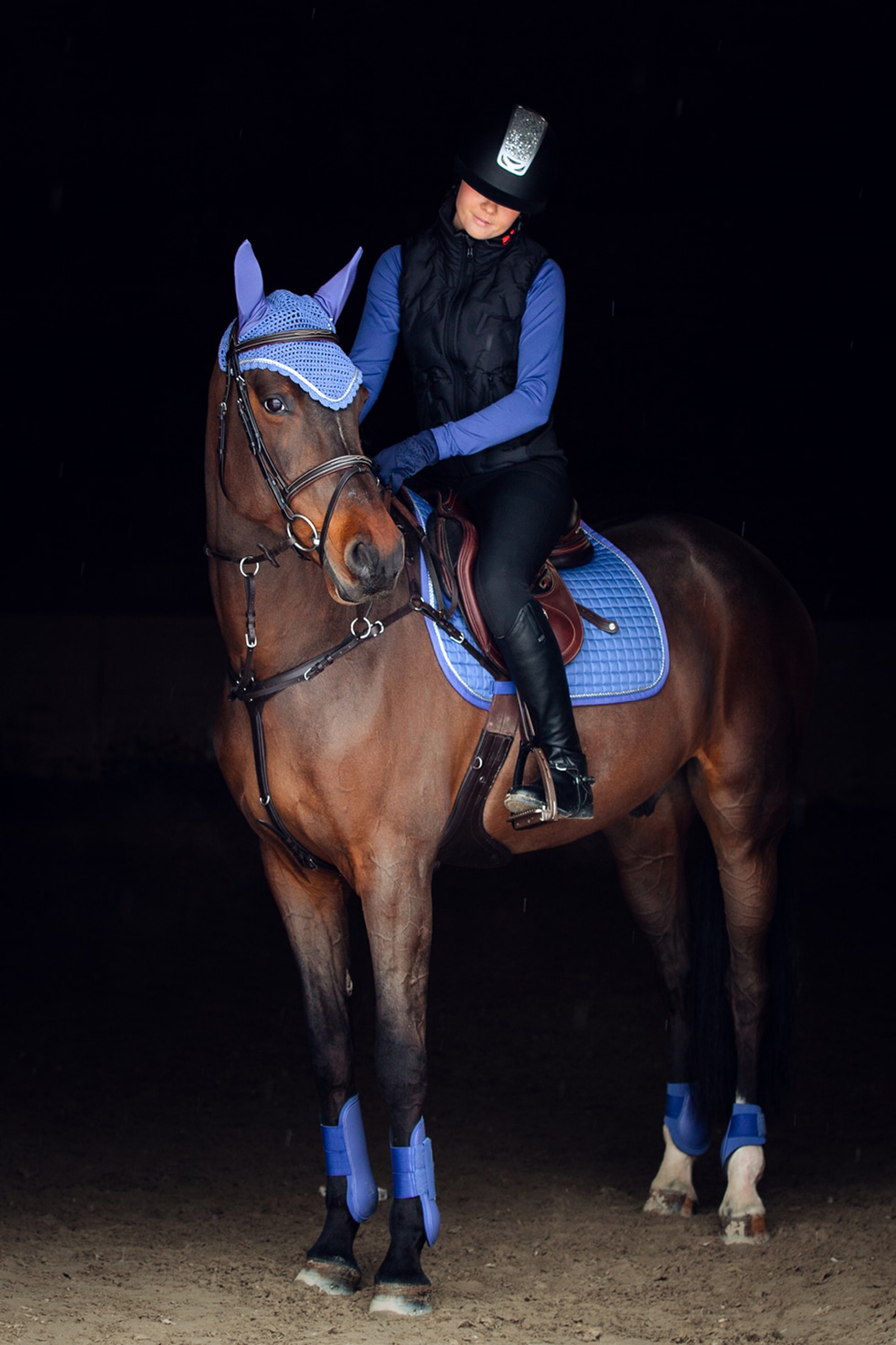 https://www.horze.fr/dw/image/v2/AATB_PRD/on/demandware.static/-/Sites-main-catalog/default/dw78b4936b/Outfits/outfits_aug_21_hrz_blue_shades_for_horse_and_rider.jpg?sw=1600&q=100&filename=horze-blue-shades-for-horse-and-rider-horze-blue-shades-for-horse-and-rider.jpg